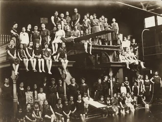 De dames zwem- en duikles van het Muegge Instituut